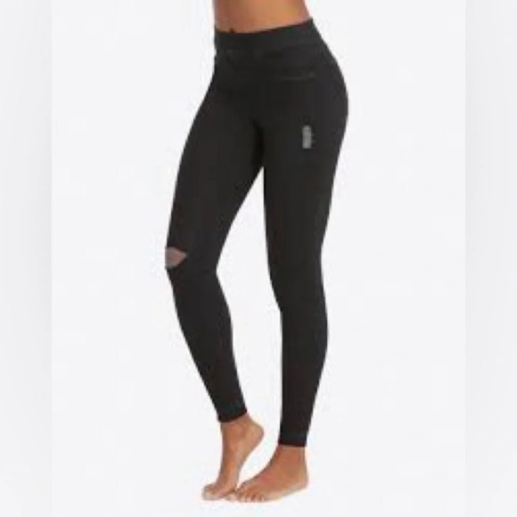 Spanx Vintage Black Distressed Released Hem Skinny Jean Leggings - Size Medium - Picture 1 of 10